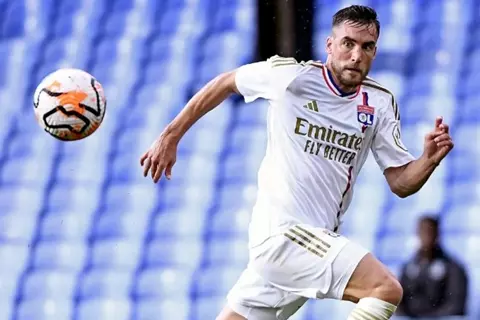 بطل العالم يغادر ليون.. إشبيلية يفوز بسباق ضم صفقة مجانية